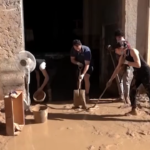 Valencia, migliaia di ‘angeli del fango’ arrivano in città e nell’area circostante