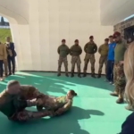 4 novembre, Meloni assiste a corpo a corpo: siparietto con soldatessa