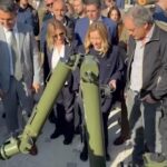 4 novembre, Giorgia Meloni al village della Difesa: la premier teleguida robot esercito