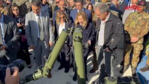 4 novembre, Giorgia Meloni al village della Difesa: la premier teleguida robot esercito