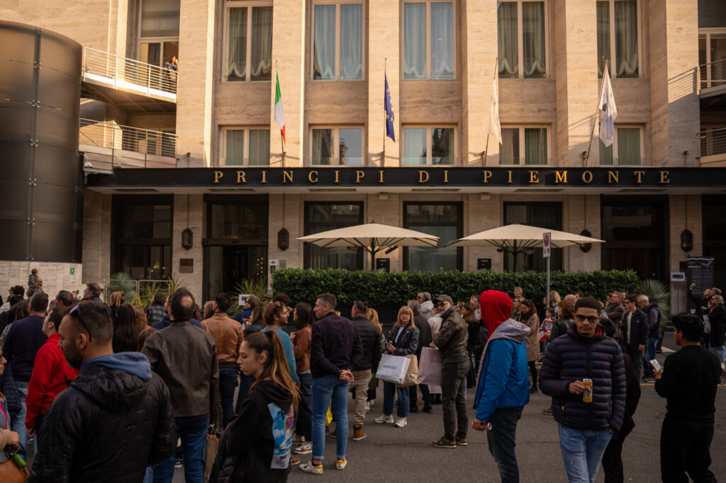 Galleria foto 'ATP Finals di Torino: tifosi e fan in coda 12 ore per aspettare Jannik Sinner' - foto 17
