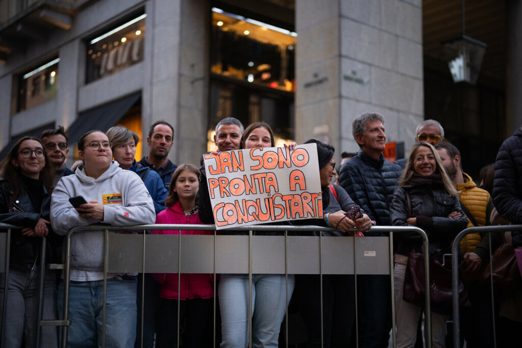 Galleria foto 'ATP Finals di Torino: tifosi e fan in coda 12 ore per aspettare Jannik Sinner' - foto 3