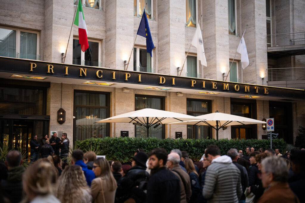 Galleria foto 'ATP Finals di Torino: tifosi e fan in coda 12 ore per aspettare Jannik Sinner' - foto 13
