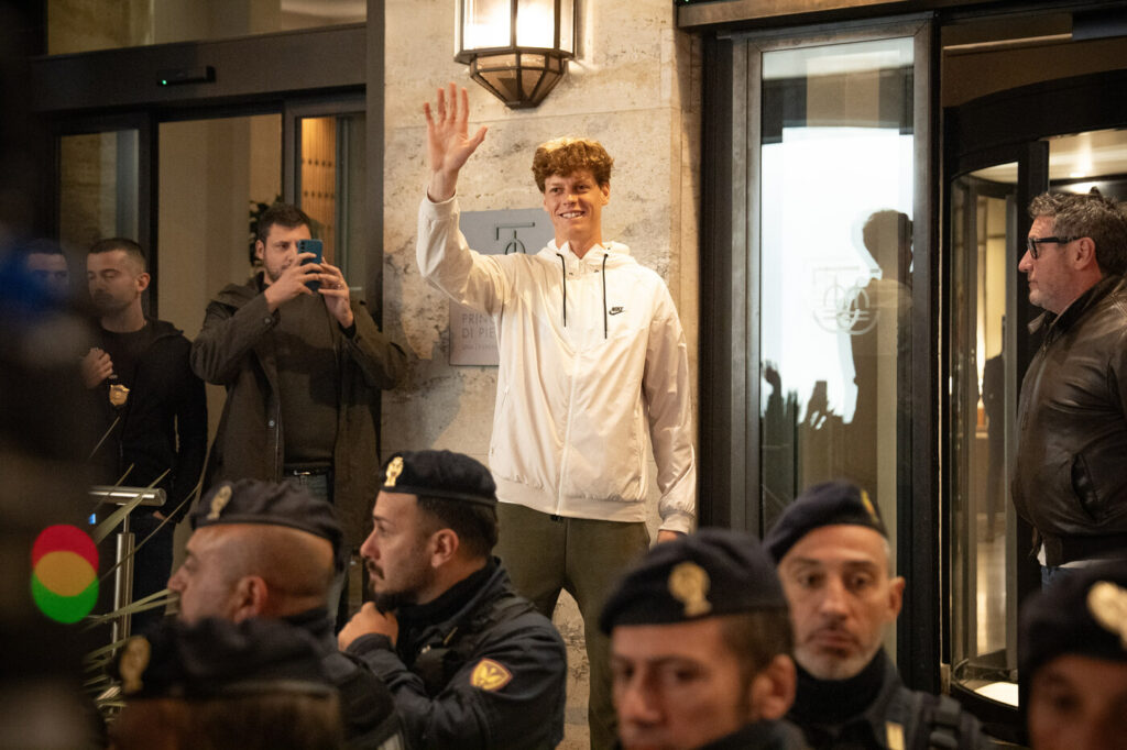 Galleria foto 'ATP Finals di Torino: tifosi e fan in coda 12 ore per aspettare Jannik Sinner' - foto 2