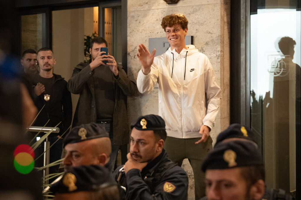 Galleria foto 'ATP Finals di Torino: tifosi e fan in coda 12 ore per aspettare Jannik Sinner' - foto 16