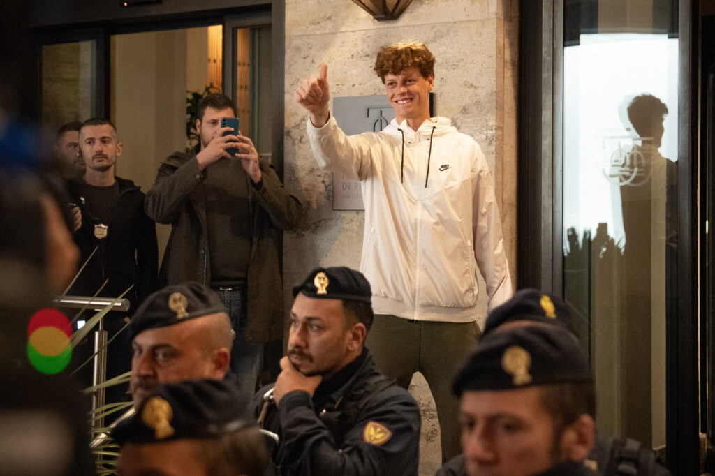 Galleria foto 'ATP Finals di Torino: tifosi e fan in coda 12 ore per aspettare Jannik Sinner' - foto 7