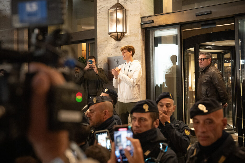 Galleria foto 'ATP Finals di Torino: tifosi e fan in coda 12 ore per aspettare Jannik Sinner' - foto 6