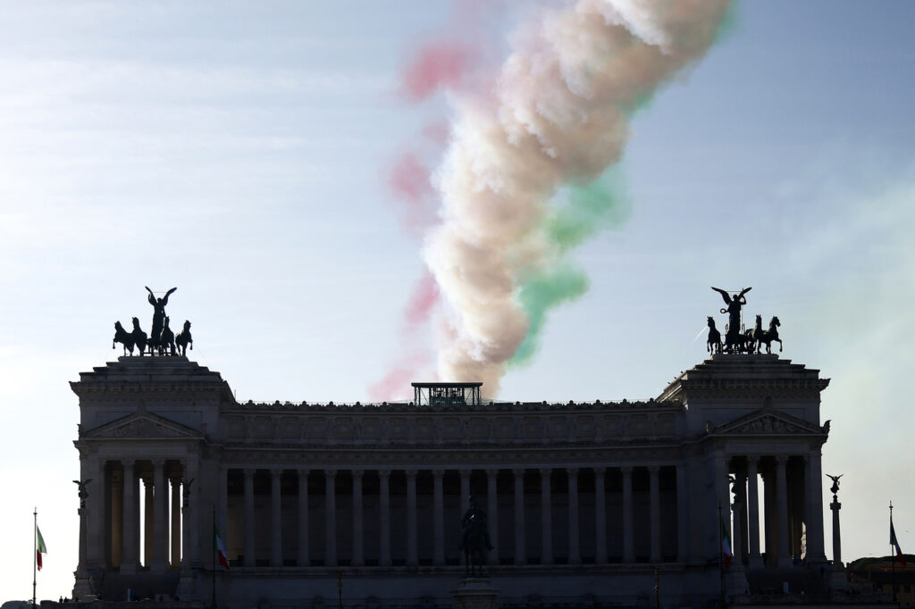 Galleria foto '4 Novembre, le Frecce Tricolori sorvolano l’Altare della Patria: le immagini della cerimonia' - foto 10