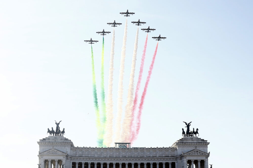 Galleria foto '4 Novembre, le Frecce Tricolori sorvolano l’Altare della Patria: le immagini della cerimonia' - foto 2