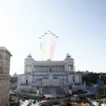 4 Novembre, le Frecce Tricolori sorvolano l’Altare della Patria: le immagini della cerimonia