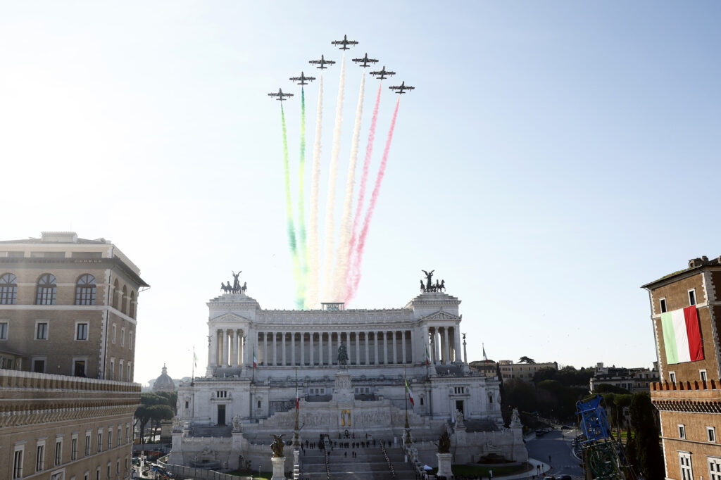 Galleria foto '4 Novembre, le Frecce Tricolori sorvolano l’Altare della Patria: le immagini della cerimonia' - foto 3