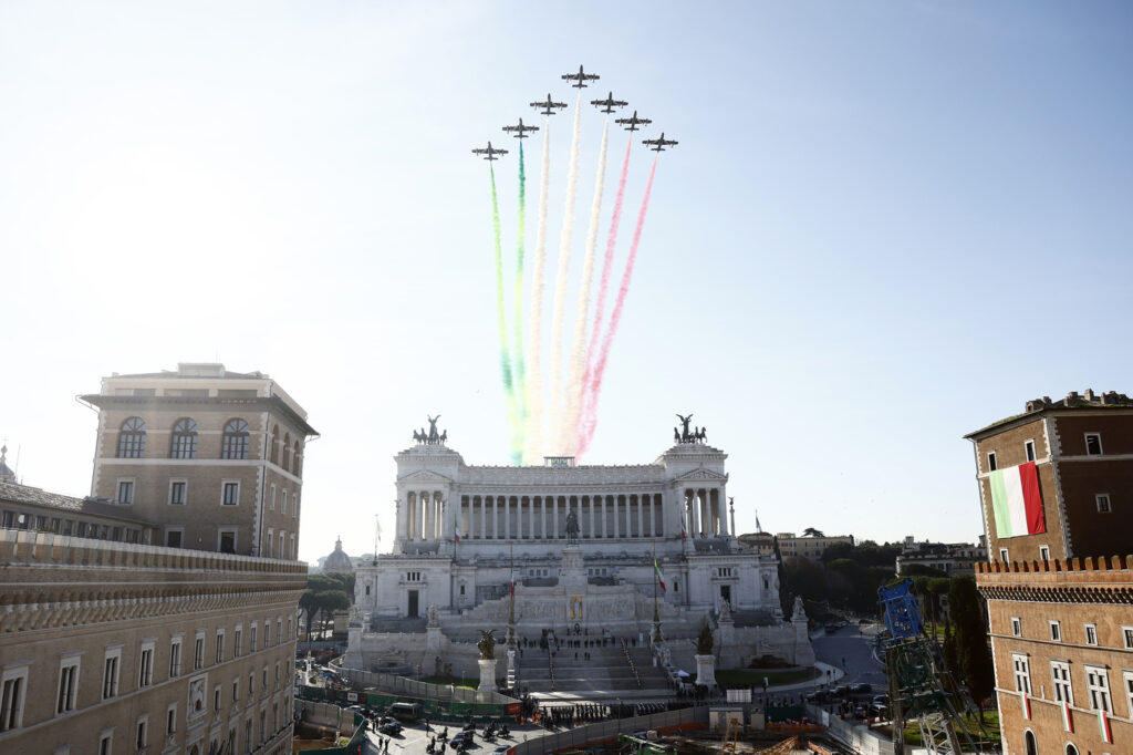 Galleria foto '4 Novembre, le Frecce Tricolori sorvolano l’Altare della Patria: le immagini della cerimonia' - foto 8