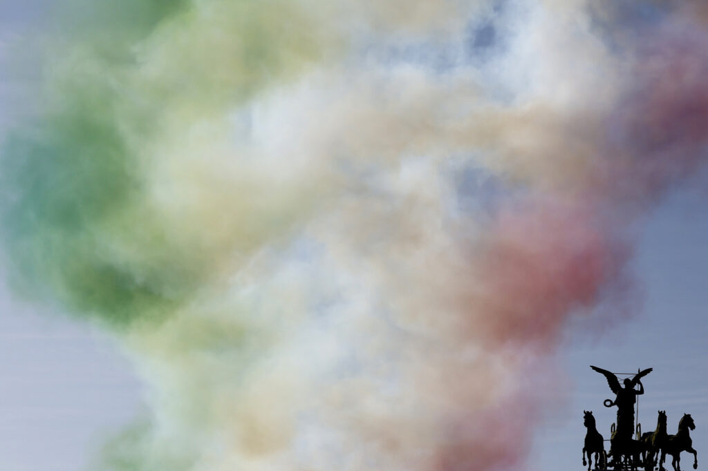 Galleria foto '4 Novembre, le Frecce Tricolori sorvolano l’Altare della Patria: le immagini della cerimonia' - foto 5