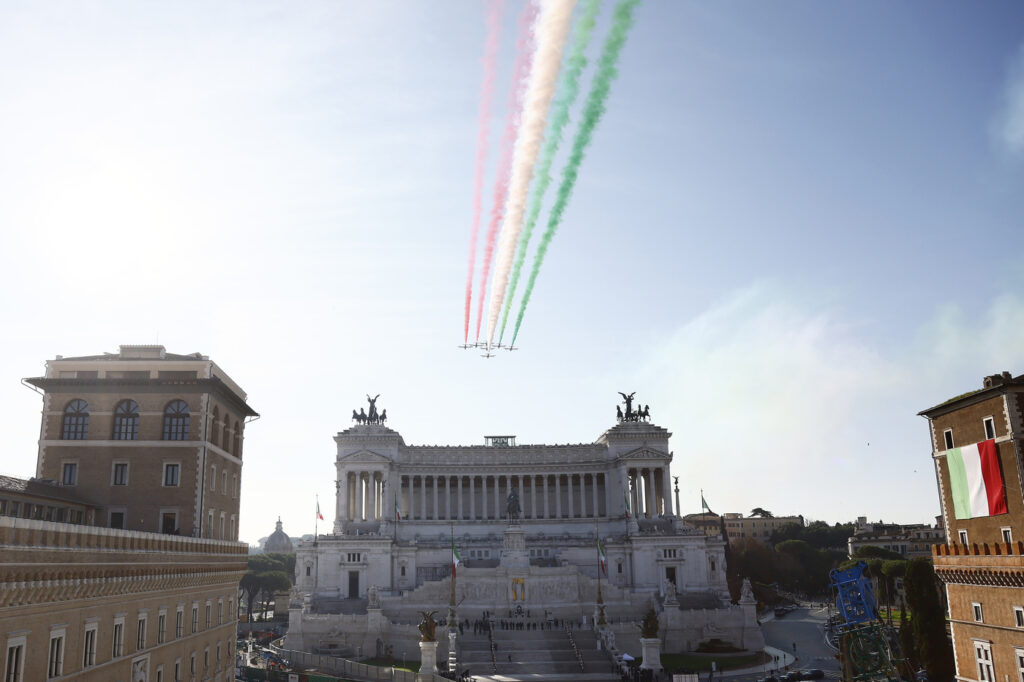 Galleria foto '4 Novembre, le Frecce Tricolori sorvolano l’Altare della Patria: le immagini della cerimonia' - foto 6