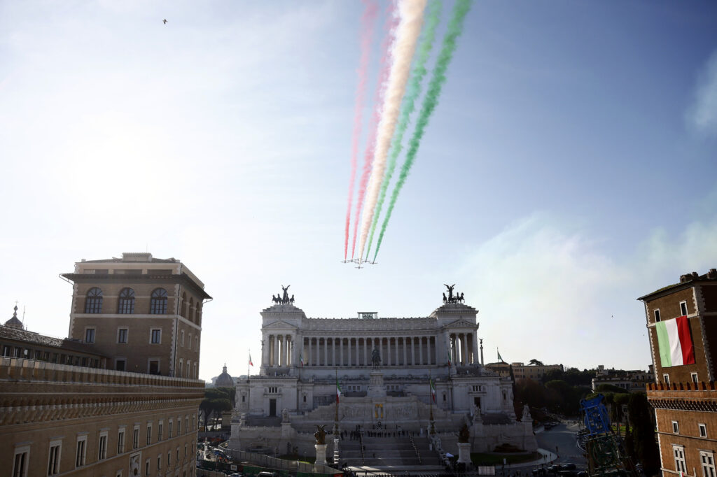 Galleria foto '4 Novembre, le Frecce Tricolori sorvolano l’Altare della Patria: le immagini della cerimonia' - foto 4