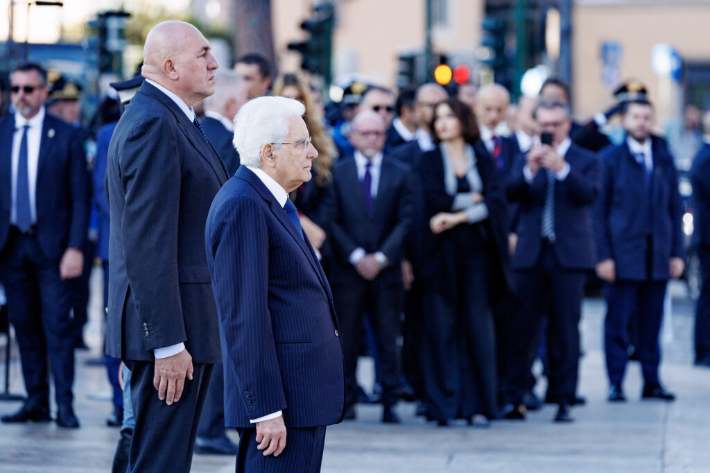 Galleria foto '4 Novembre, le Frecce Tricolori sorvolano l’Altare della Patria: le immagini della cerimonia' - foto 13