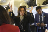 Kamala Harris parla con i giornalisti a bordo dell'Air Force Two