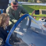 4 novembre, Meloni in versione top gun: la premier sulle Frecce Tricolori