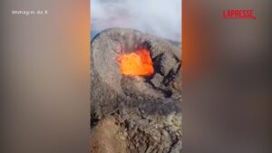 Indonesia, l’eruzione del vulcano Lewotobi Laki-laki nei video sui social