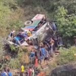 India, bus precipita in burrone: morti e feriti