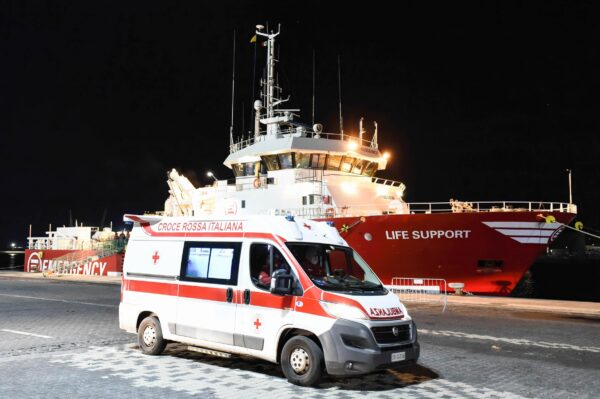 Migranti, arrivata a Livorno la nave Emergency con 72 persone a bordo