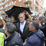 Alluvione Spagna, reali e premier Sanchez contestati: lancio di fango e insulti
