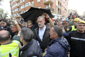 Alluvione Spagna, reali e premier Sanchez contestati: lancio di fango e insulti