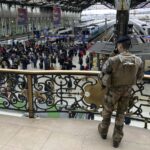 Francia, rissa a colpi di ascia su treno vicino Parigi: quattro feriti