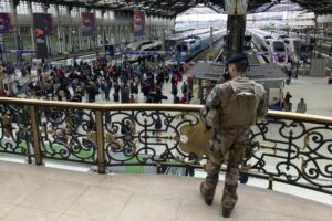 Francia, rissa a colpi di ascia su treno vicino Parigi: quattro feriti