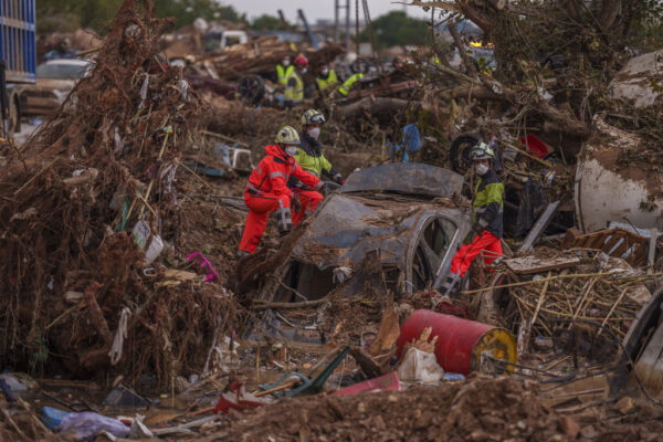 Alluvione Spagna, sindaco Aldaia: “Poche macchine nel parcheggio sommerso”