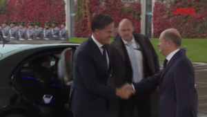 Il segretario Nato Rutte accolto da Scholz a Berlino