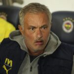 Mourinho, il Fenerbahce vince ma il tecnico attacca arbitro e Var: “Giochiamo contro il sistema”