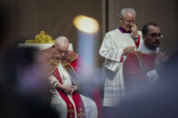 Papa Francesco presiede una messa nella Basilica di San Pietro per i cardinali e i vescovi defunti quest'anno.