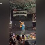 Coldplay, Chris Martin cade in una botola sul palco a Melbourne