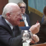 Campania, De Luca mostra il corno portafortuna in Consiglio regionale