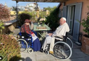 Papa Francesco a casa di Emma Bonino: “Sta benissimo, incontro cordiale”