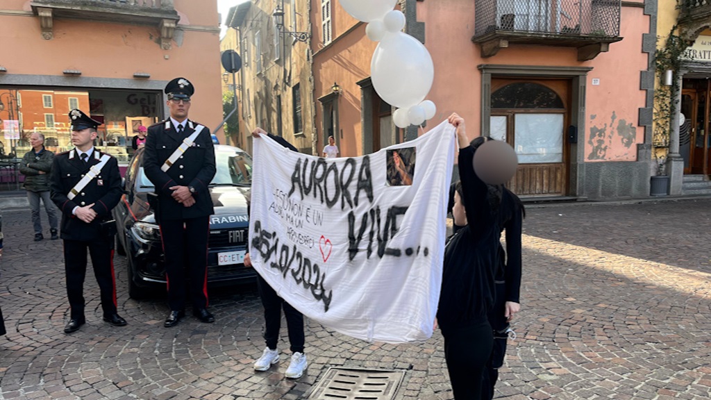 A Piacenza i funerali di Aurora, folla di compagni e amici per l’ultimo saluto alla 13enne