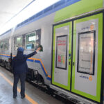 Capotreno accoltellato a Genova dimesso, moglie: “Vorrei aspettarlo a casa senza paura”