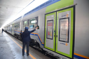 Capotreno accoltellato a Genova dimesso, moglie: “Vorrei aspettarlo a casa senza paura”