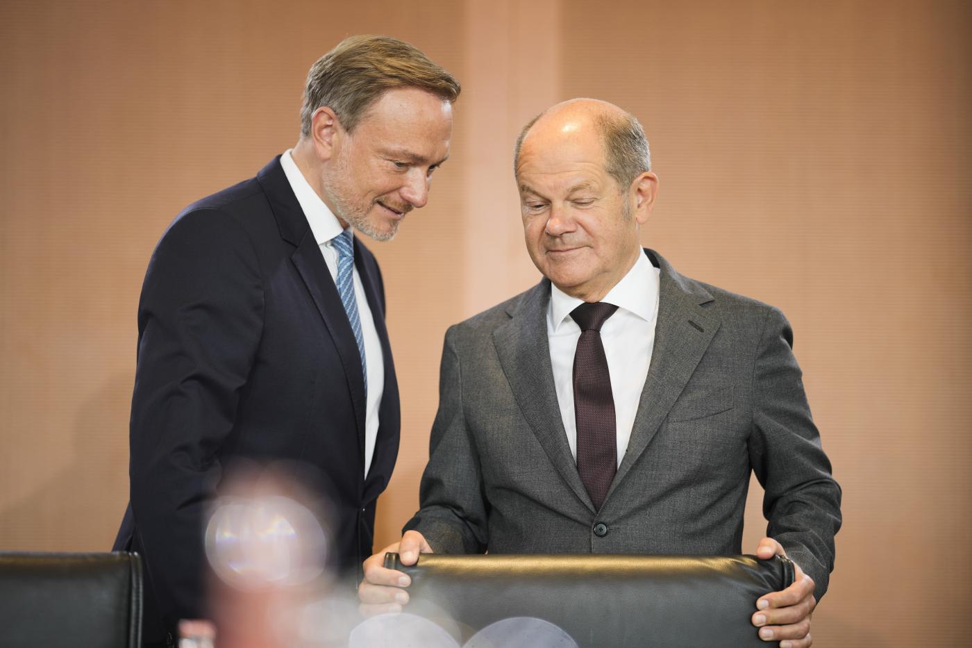 Germania, Scholz licenzia Lindner