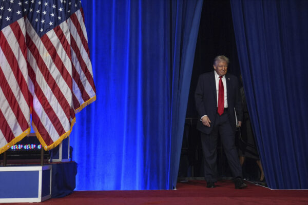 Donald Trump, arriva dopo la vittoria alla festa di veglia elettorale al Palm Beach Convention Center.