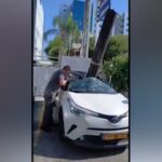 Israele, il razzo inesploso si conficca nell’auto: i selfie dei passanti