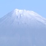 Giappone, torna la neve sul Monte Fuji: cima imbiancata con un mese di ritardo