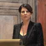 Rai, show di Geppi Cucciari agli stati generali in Senato: “Make viale Mazzini plurale again”