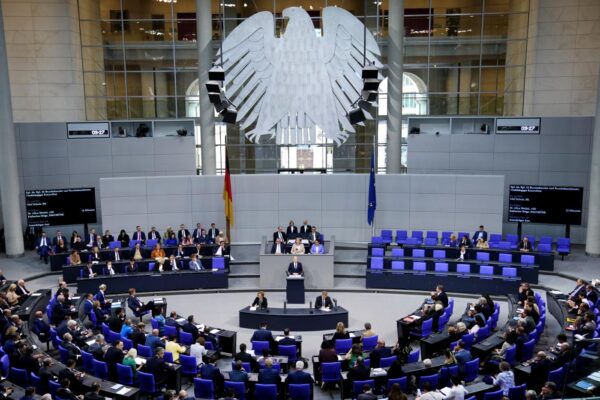 Olaf Scholz parla alla Bundestag a Berlino