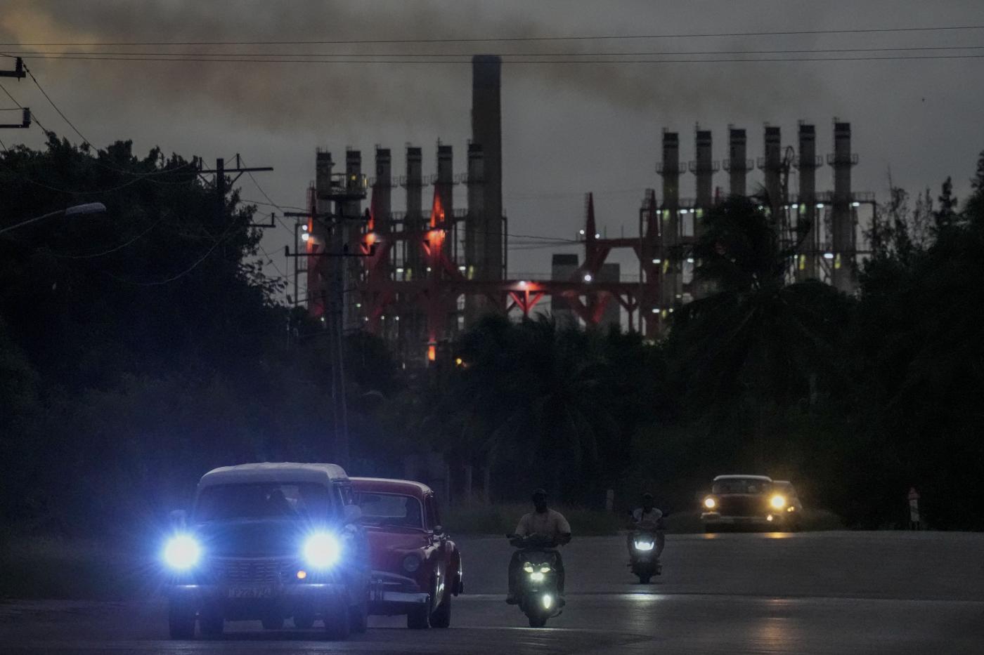 Cuba, violento uragano si abbatte sull’isola: nuovo blackout