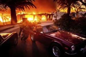 Vasti incendi causati dal vento in California