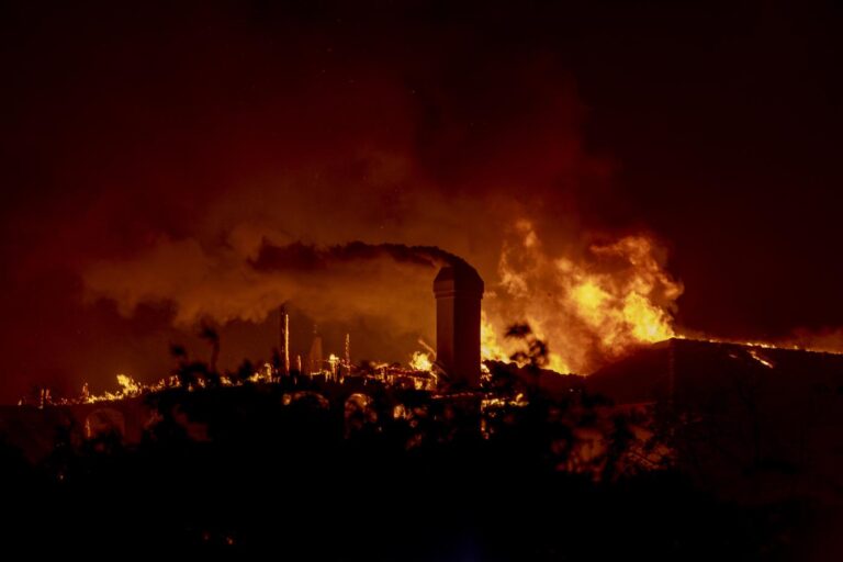 Vasti incendi causati dal vento in California