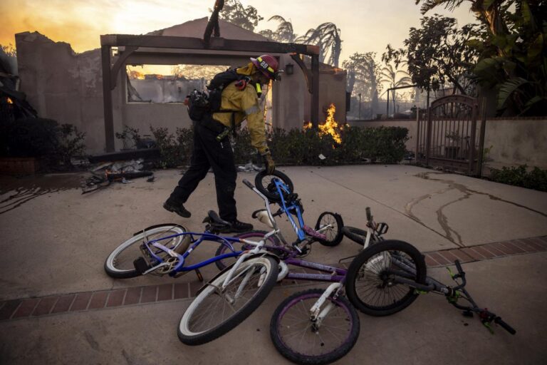 Vasti incendi causati dal vento in California