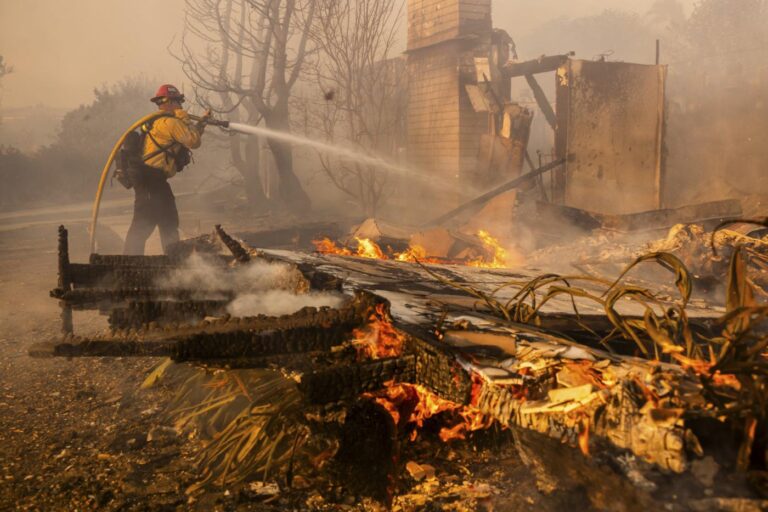 Vasti incendi causati dal vento in California